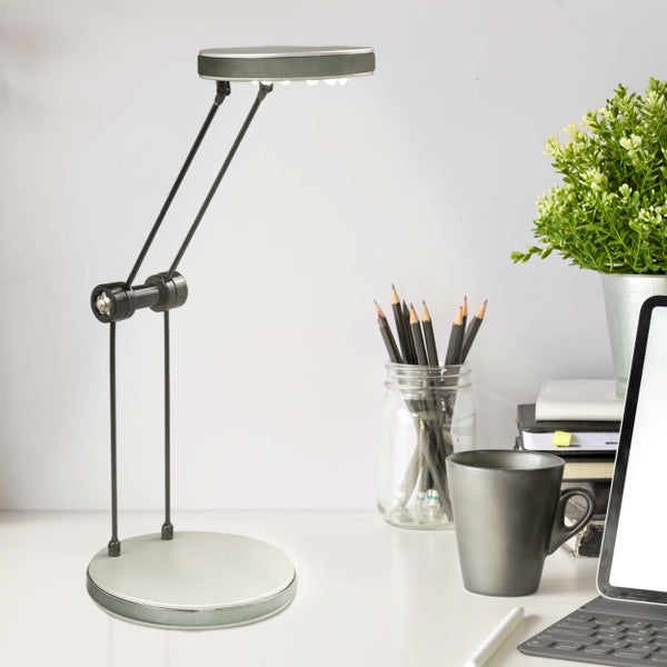 Schreibtischszene mit einer LED-Tischleuchte