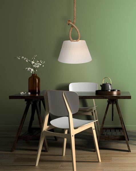 Esszimmer mit Esstisch, Stühlen und Hängelampe mit Seilaufhängung