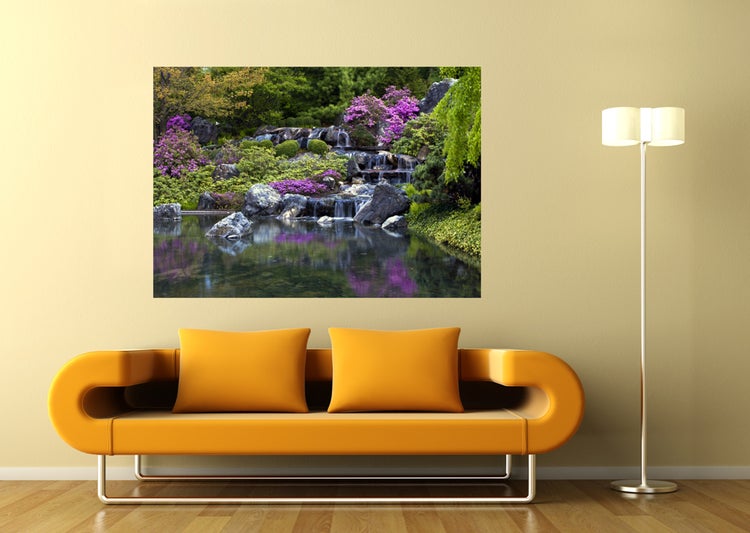 Dekoratives Wandbild mit Wasserfallmotiv über Sofa