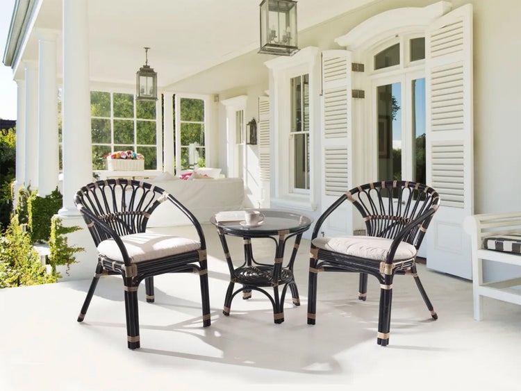 Dekorative Tischleuchte mit zwei kugelförmigen Lampenschirmen auf einem eleganten Schminktisch mit Spiegel