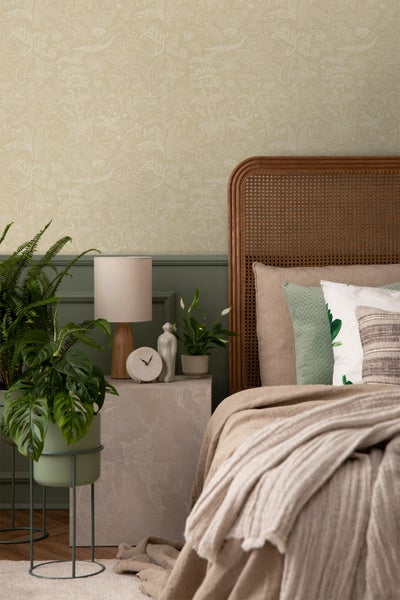 Schlafzimmer mit floraler Tapete, Bett, Tisch und Dekoration