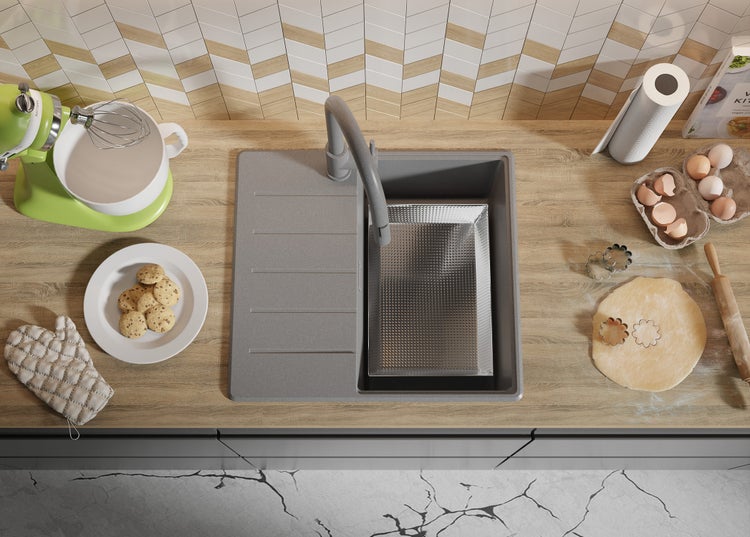 Küchenszene mit Spüle, Armatur und Backutensilien auf einer Arbeitsplatte