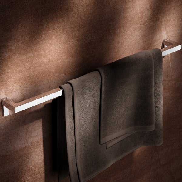 Moderner Handtuchhalter aus Metall mit hängendem Handtuch für das Badezimmer