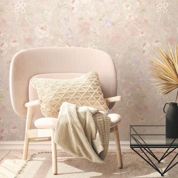 Eine Person reinigt mit einem VONROC Akkusauger einen Autositz.