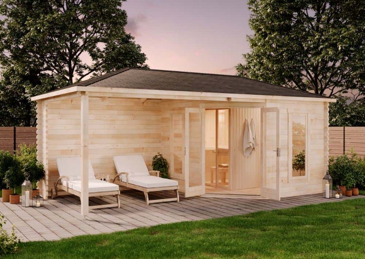 Gartenhaus aus hellem Holz mit integrierter Sauna, Walmdach und überdachter Terrasse mit zwei Liegestühlen auf gepflastertem Boden.