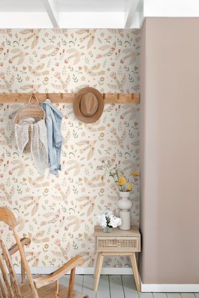 Dekoratives Zimmer mit Tapete mit Vogel- und Blumenmuster, Hakenleiste und Holzstuhl.