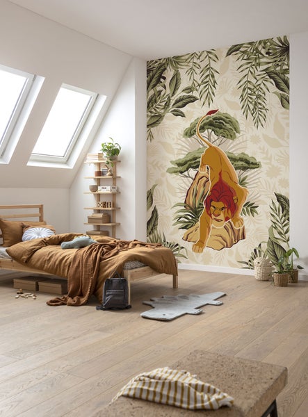 Kinderzimmer mit Holzbett, Regal und Dschungel-Fototapete mit Löwenmotiv