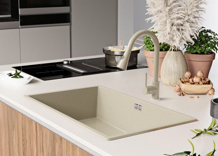 Küchenspüle mit Armatur auf Arbeitsplatte