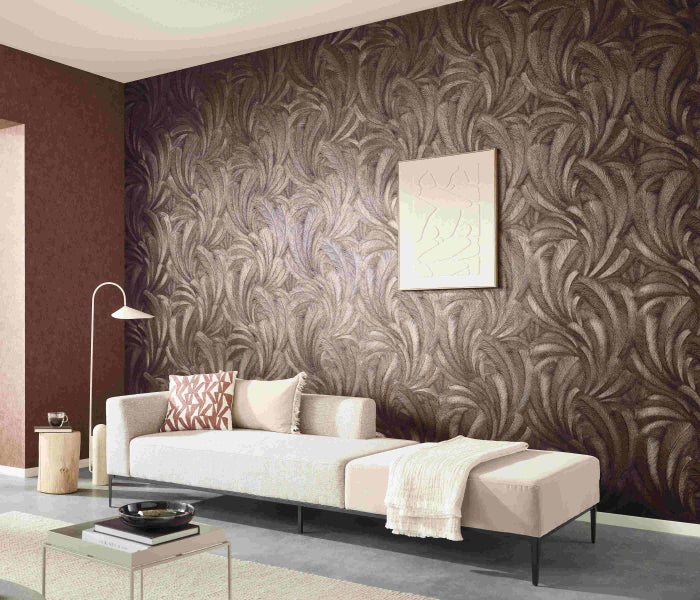 Wohnzimmer mit Sofa und gemusterter Tapete