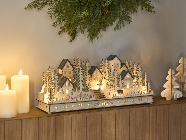 Holzdekoration Winterdorf mit Beleuchtung, Weihnachtsszene auf Kommode mit Kerzen und Tannengrün
