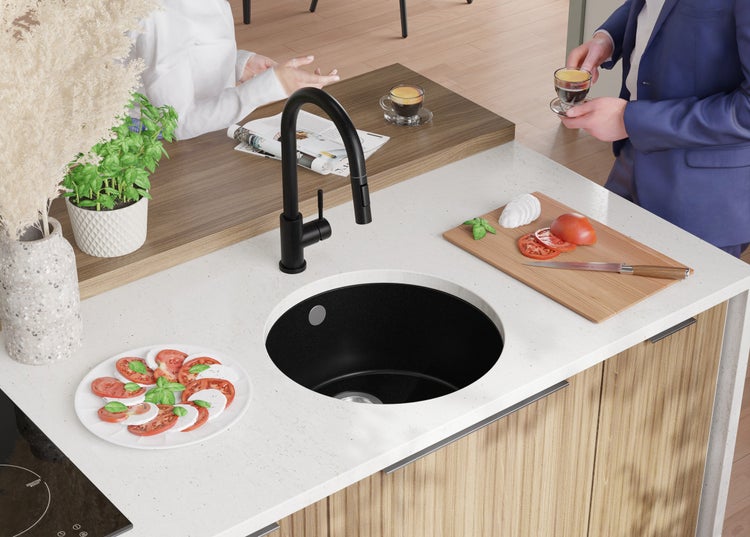 Küchenszene mit Spüle, Armatur, Arbeitsplatte und Zutaten für Caprese