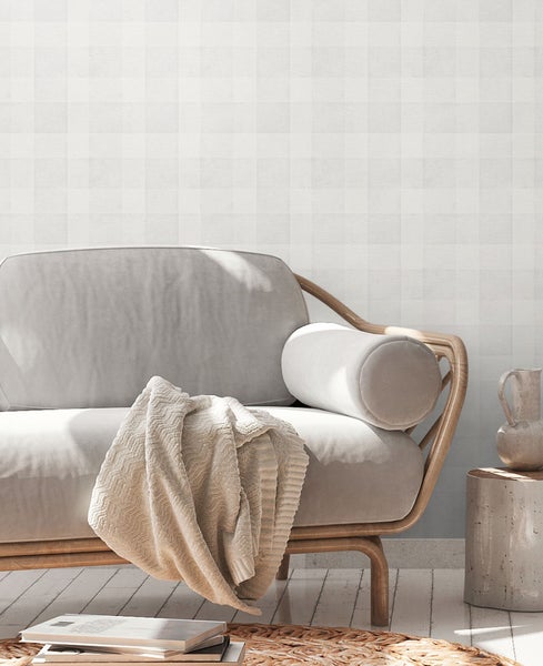 Schlafzimmer mit Bett, Nachttisch und Zimmerpflanzen für eine entspannte Atmosphäre