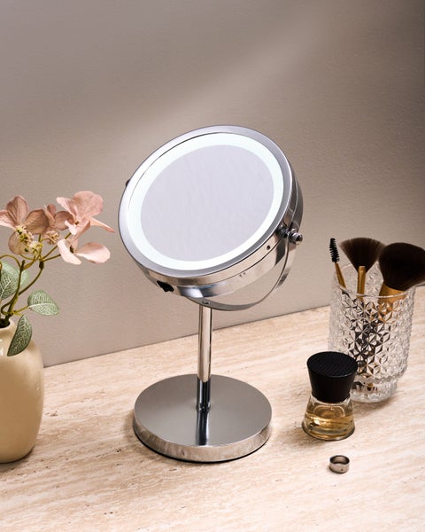 Kosmetikspiegel mit LED-Beleuchtung auf einem Tisch