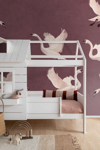 Kinderzimmer mit weißem Etagenbett vor einer Wandtapete mit Schwanenmotiven