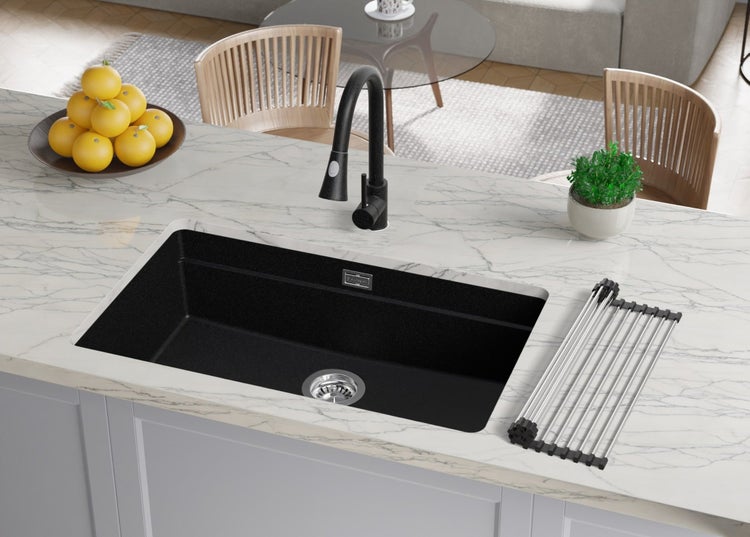 Spüle mit Armatur, Abtropfgestell und Obstschale auf einer Küchentheke