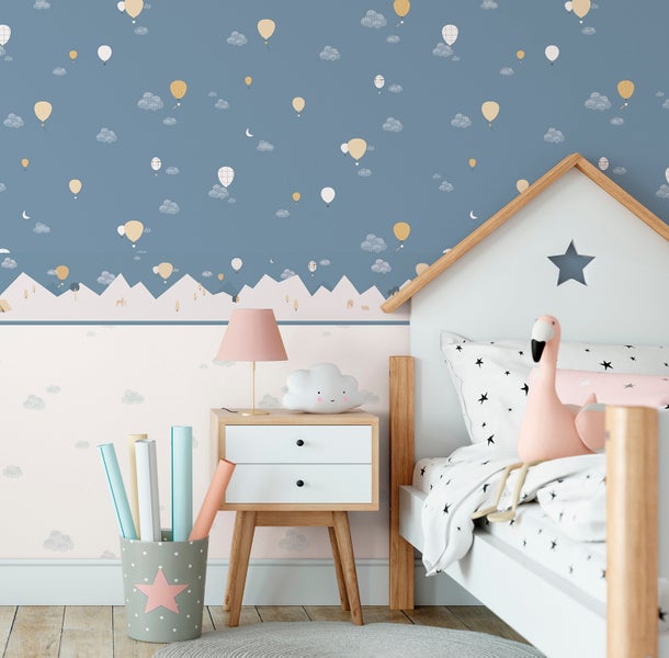 Kinderzimmer mit Bett, Nachttisch, Lampe und dekorativer Tapete