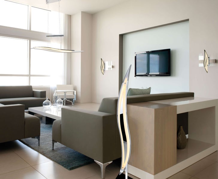 Helles Wohnzimmer mit Sofa, Sessel, Tisch, Stehlampe, Pendelleuchte und Wandleuchten für eine moderne und organisierte Atmosphäre.