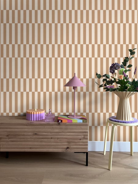 Innenraum mit Kommode, Lampe, Blumen und gestreifter Tapete