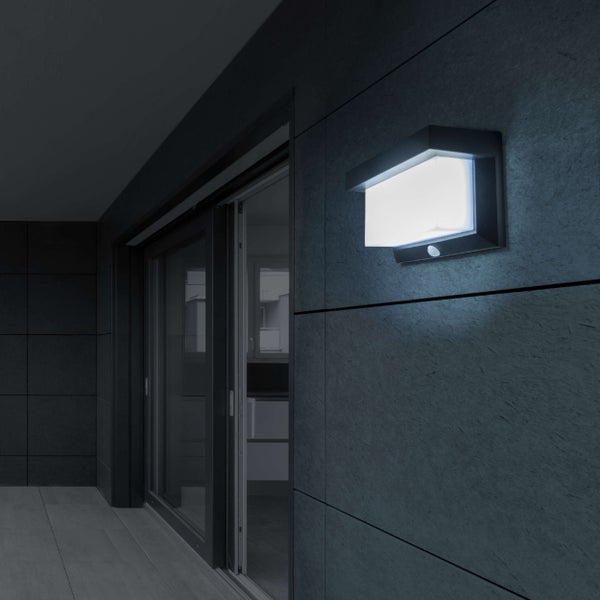 Außenwandleuchte mit Bewegungsmelder neben einer Schiebetür.
