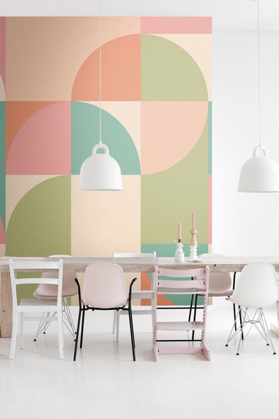 Esszimmer mit Esstisch, Stühlen und geometrischer Tapete