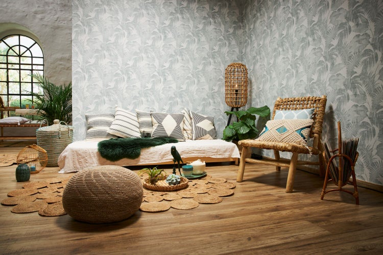 Wohnraum mit gemusterter Tapete, Sofa, Stuhl und Dekoration