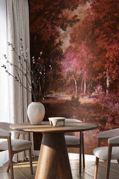 Esszimmer mit rundem Holztisch, Stühlen und einer Wandtapete mit Waldmotiv