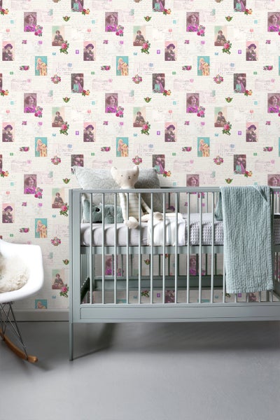 Babyzimmer mit Tapete im Vintage Stil mit Briefmotiven und Blumen