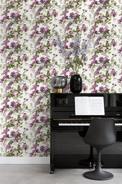 Tapete mit floralem Muster im Raum mit Klavier und Stuhl