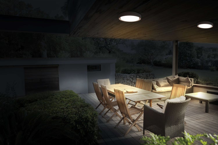 Moderne Pendelleuchte mit drei kreuzförmigen Leuchtelementen