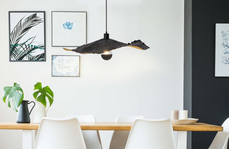 Esszimmer mit Esstisch, Stühlen und Hängelampe