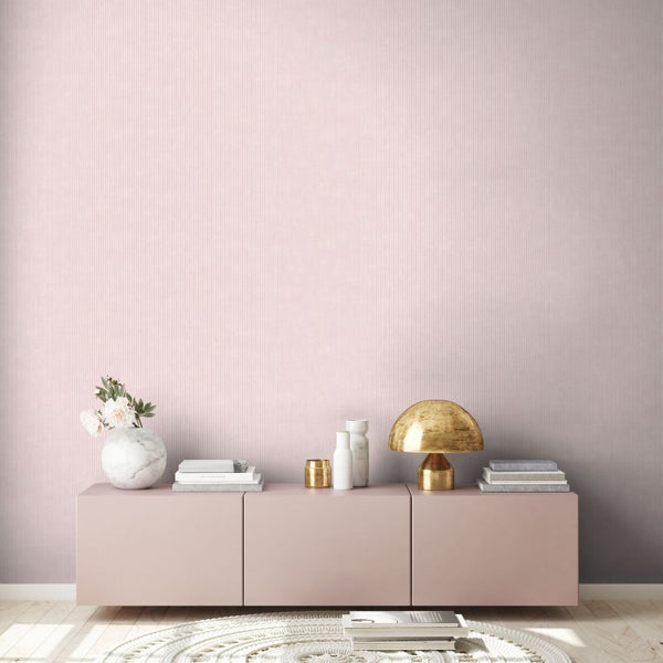 Rosa gestreifte Tapete im Interieur mit Sideboard, Lampe und Dekoration