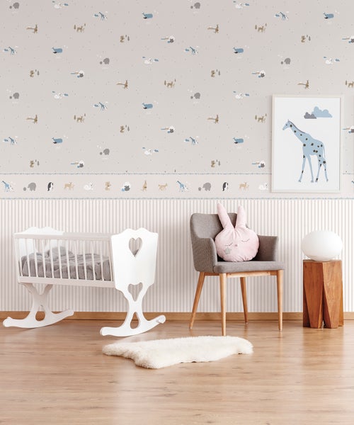 Kinderzimmer mit Gitterbett, Stuhl und Tier-Motivtapete