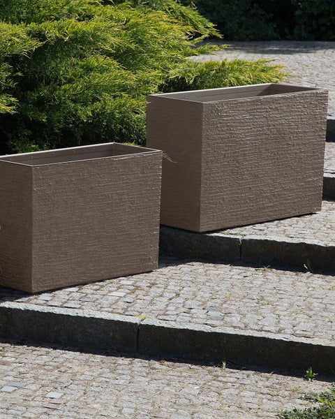 Rechteckiger Pflanzkasten mit strukturierter Oberfläche.