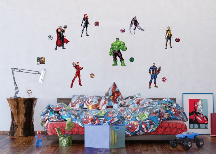Kinderzimmer mit Avengers Wandtattoos, Bettwäsche und Spielzeug