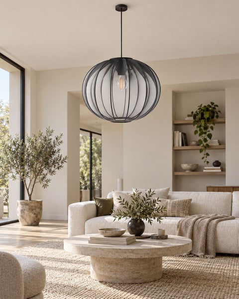Moderne runde Pendelleuchte mit Metallgeflecht in einem stilvoll eingerichteten Wohnzimmer mit hellem Sofa und Couchtisch aus Stein