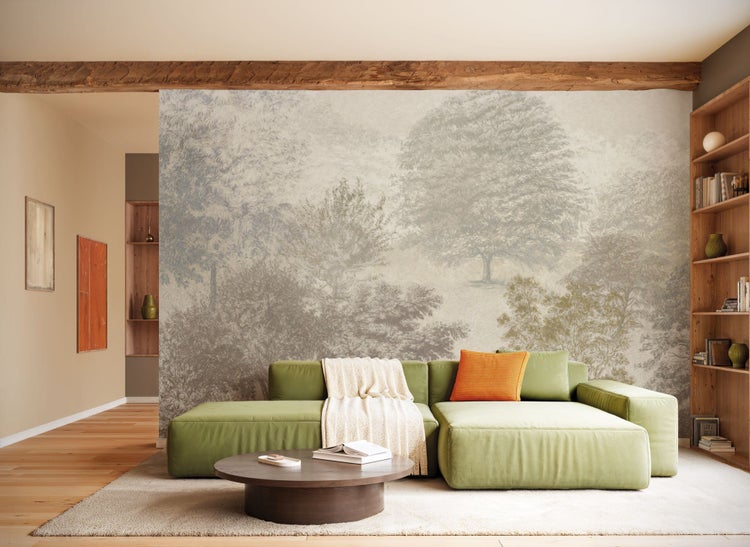Wohnzimmer mit grüner Couch, Holzbalken und Fototapete mit Waldmotiv für eine natürliche Atmosphäre