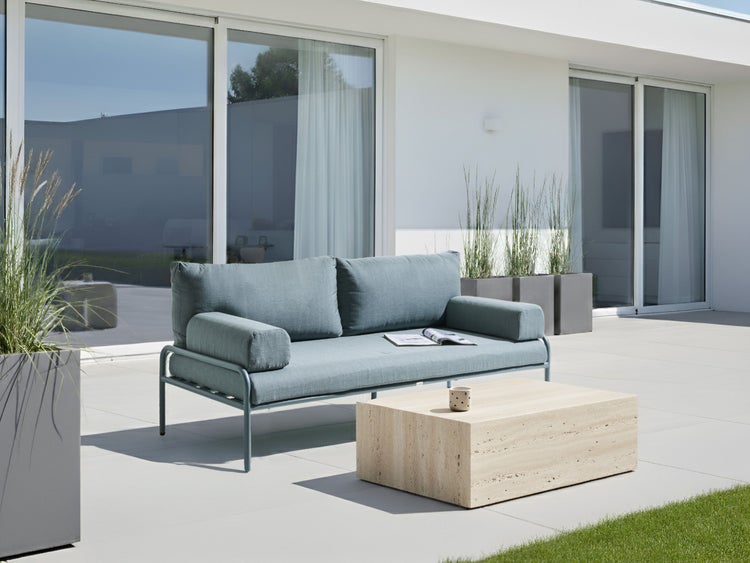 Terrasse mit Sofa, Tisch und Pflanzgefäßen für den Außenbereich
