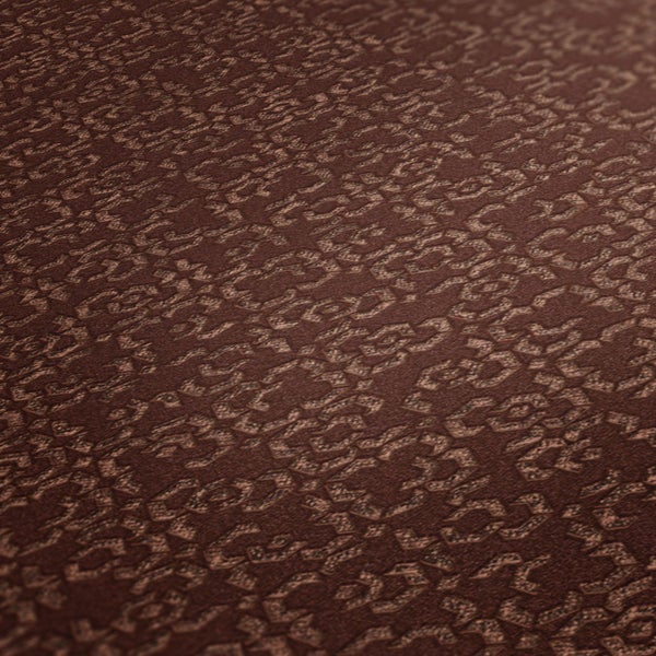 Schlafzimmer mit Bett, Nachttischen und gemusterter Tapete