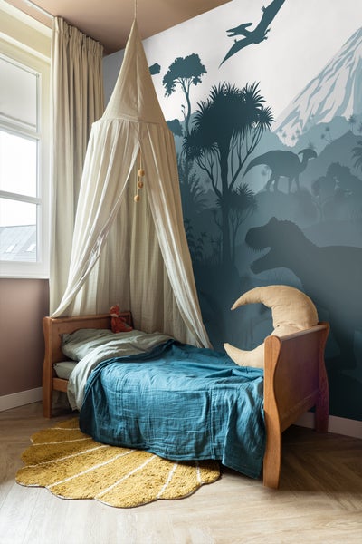 Kinderzimmer mit Holzbett, Baldachin, Dinosaurier-Tapete und Teppich