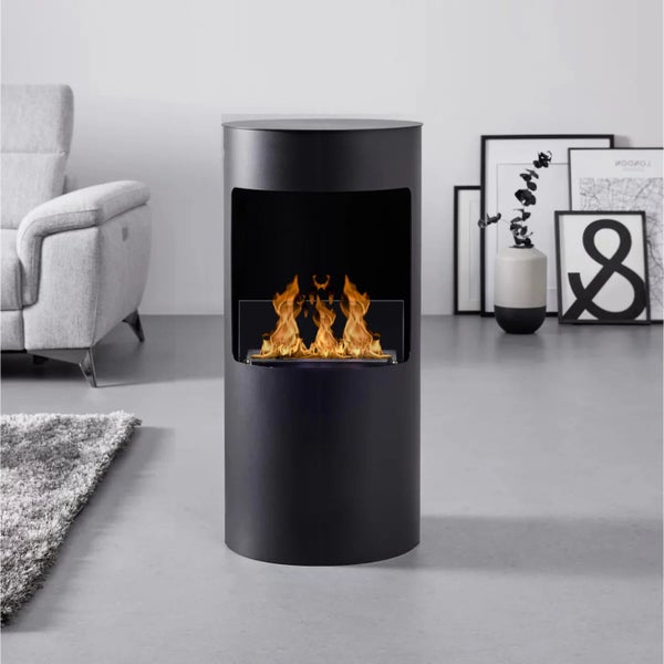 Dekokamin mit Flammen in Wohnraum