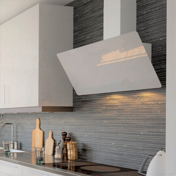 Küchenszene mit Dunstabzugshaube und Küchenutensilien auf der Arbeitsplatte