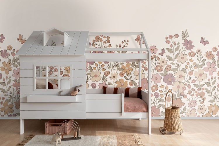 Kinderzimmer mit Hausbett und floraler Tapete