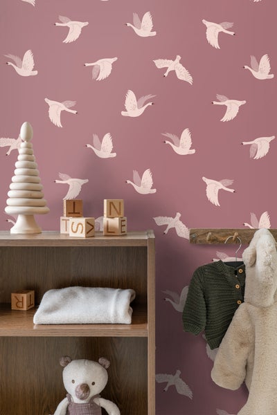 Kinderzimmer mit Schrank, Spielzeug und Tapete mit Schwanenmuster