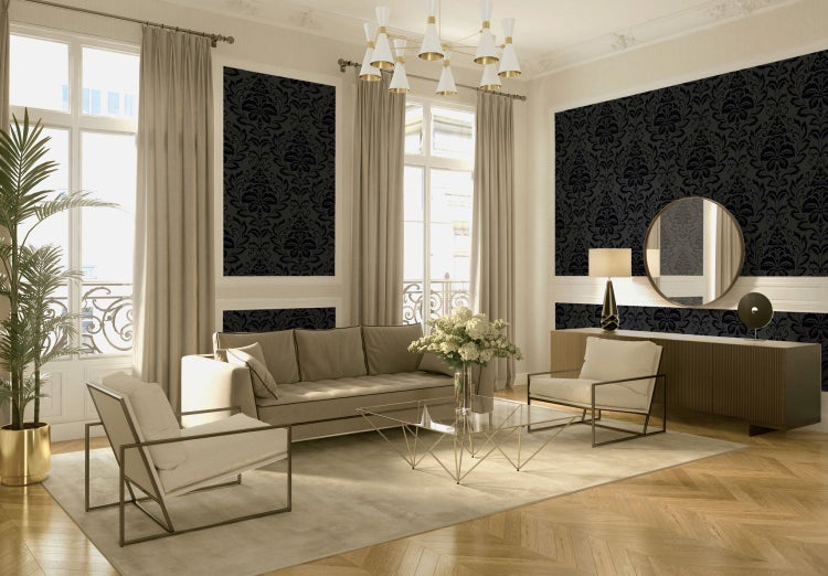 Elegantes Interieur mit floral gemusterter Tapete, Sessel, Spiegel und Kerzenständer