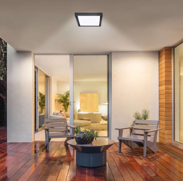 Terrasse mit Sitzbereich und quadratischer Deckenleuchte