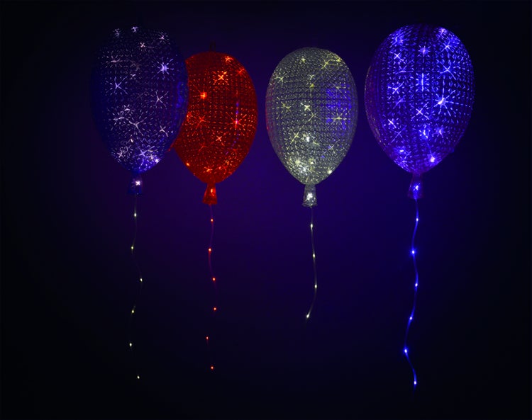 Vier dekorative LED-Ballons mit Girlanden für Innenräume