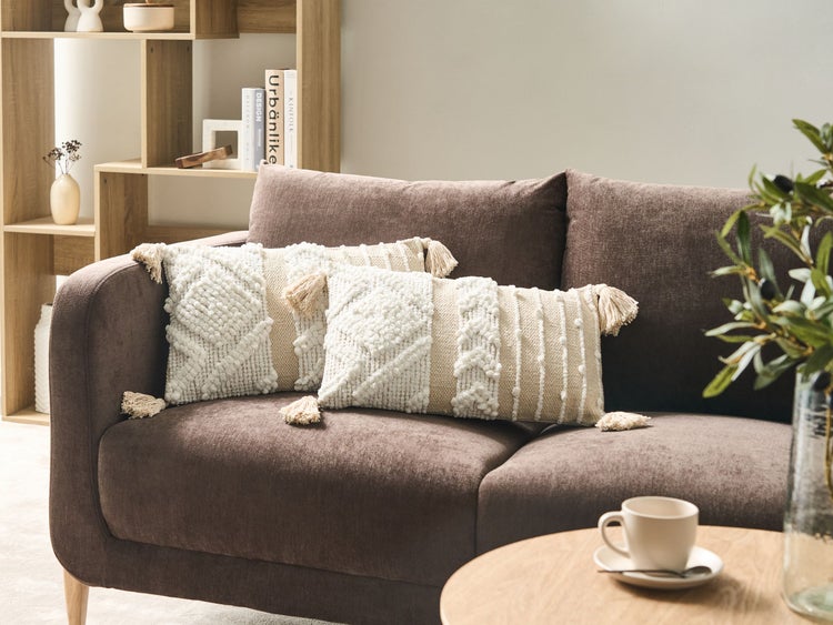 Zwei dekorative Kissen mit Quasten