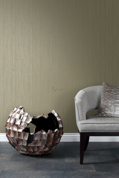 Szene mit Textiltapete, dekorativer Kugel und Sessel