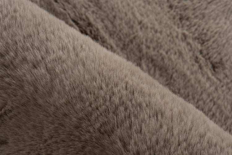 Nahaufnahme einer weichen Kunstfell-Struktur mit dichten Fasern.