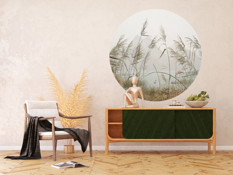 Helles Interieur mit Sessel, Kommode und Wandbild